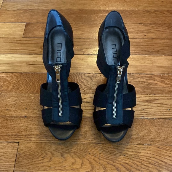Black Moda Spana heels with gold zipper front. Size 8.5. Worn for one wedding. - Picture 3 of 8